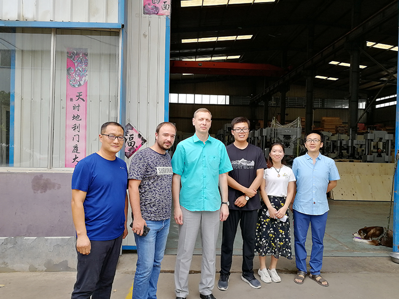 俄羅斯客戶(hù)到廠驗(yàn)收機(jī)器，獲得客戶(hù)一致好評(píng)